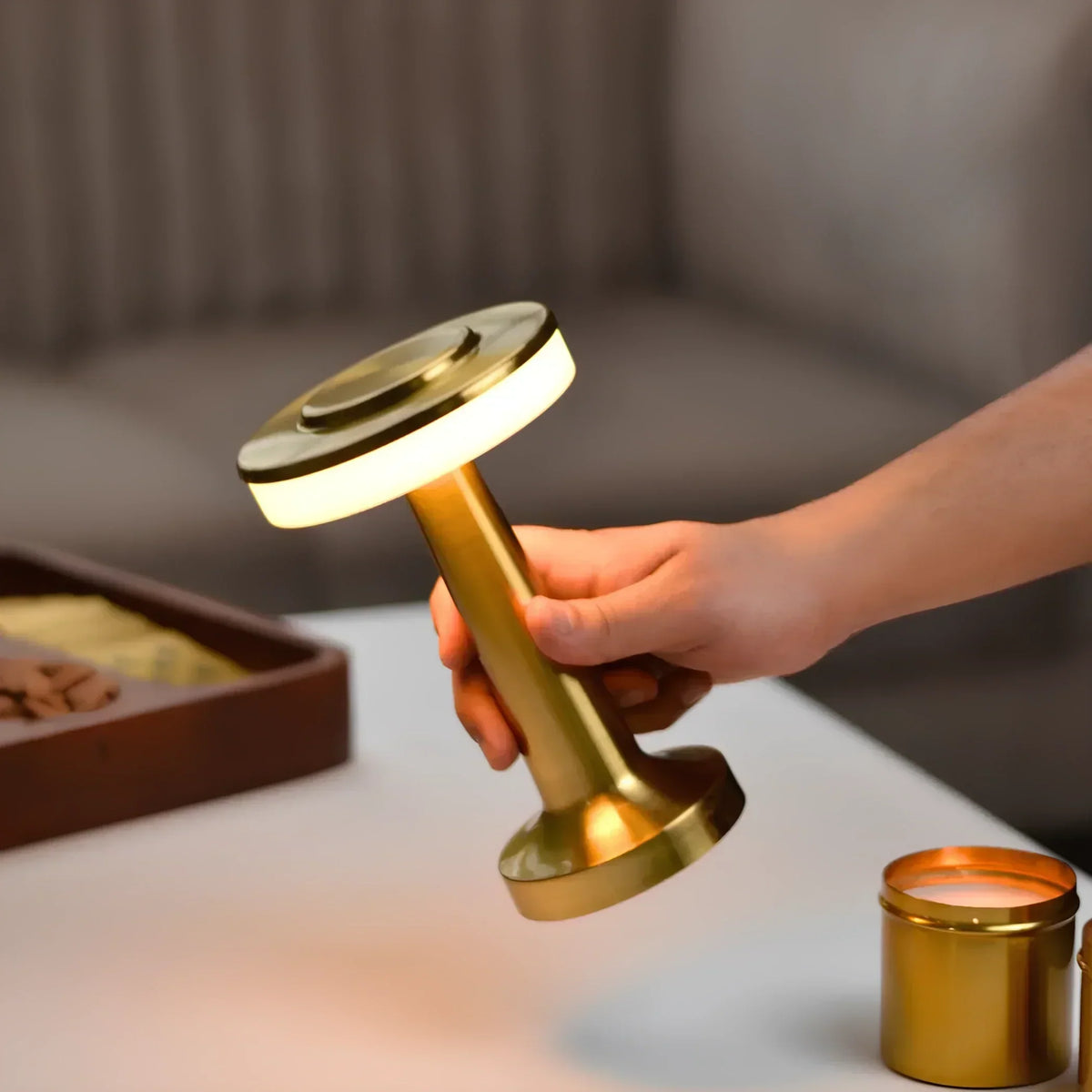 Kabellose aufladbare dimmbare Vintage-Tischlampe aus Metall mit stimmungsvollem Leuchten