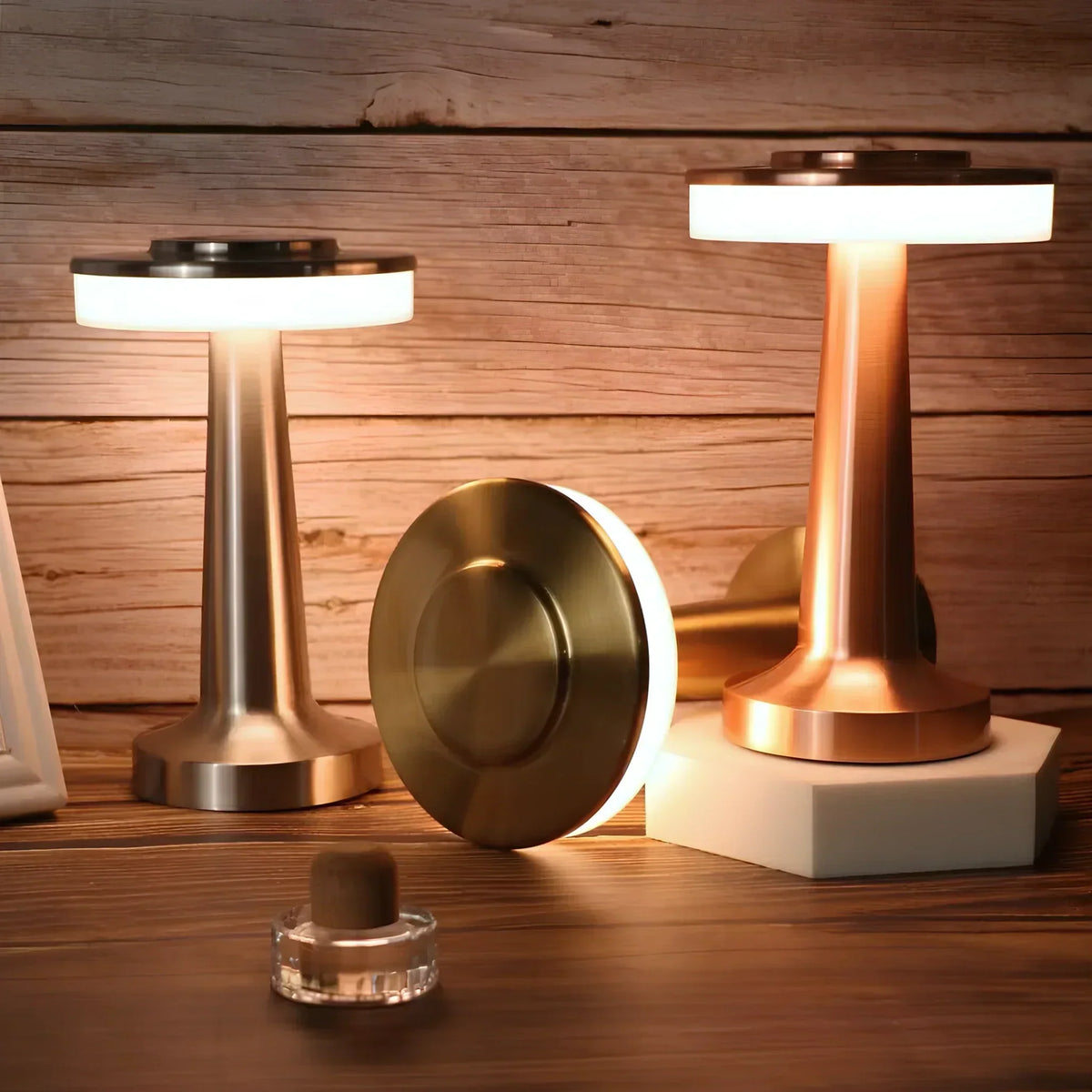 Kabellose aufladbare dimmbare Vintage-Tischlampe aus Metall mit stimmungsvollem Leuchten