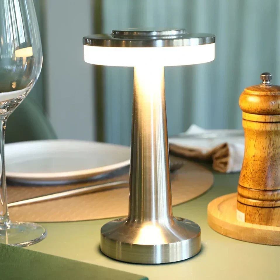 Kabellose aufladbare dimmbare Vintage-Tischlampe aus Metall mit stimmungsvollem Leuchten