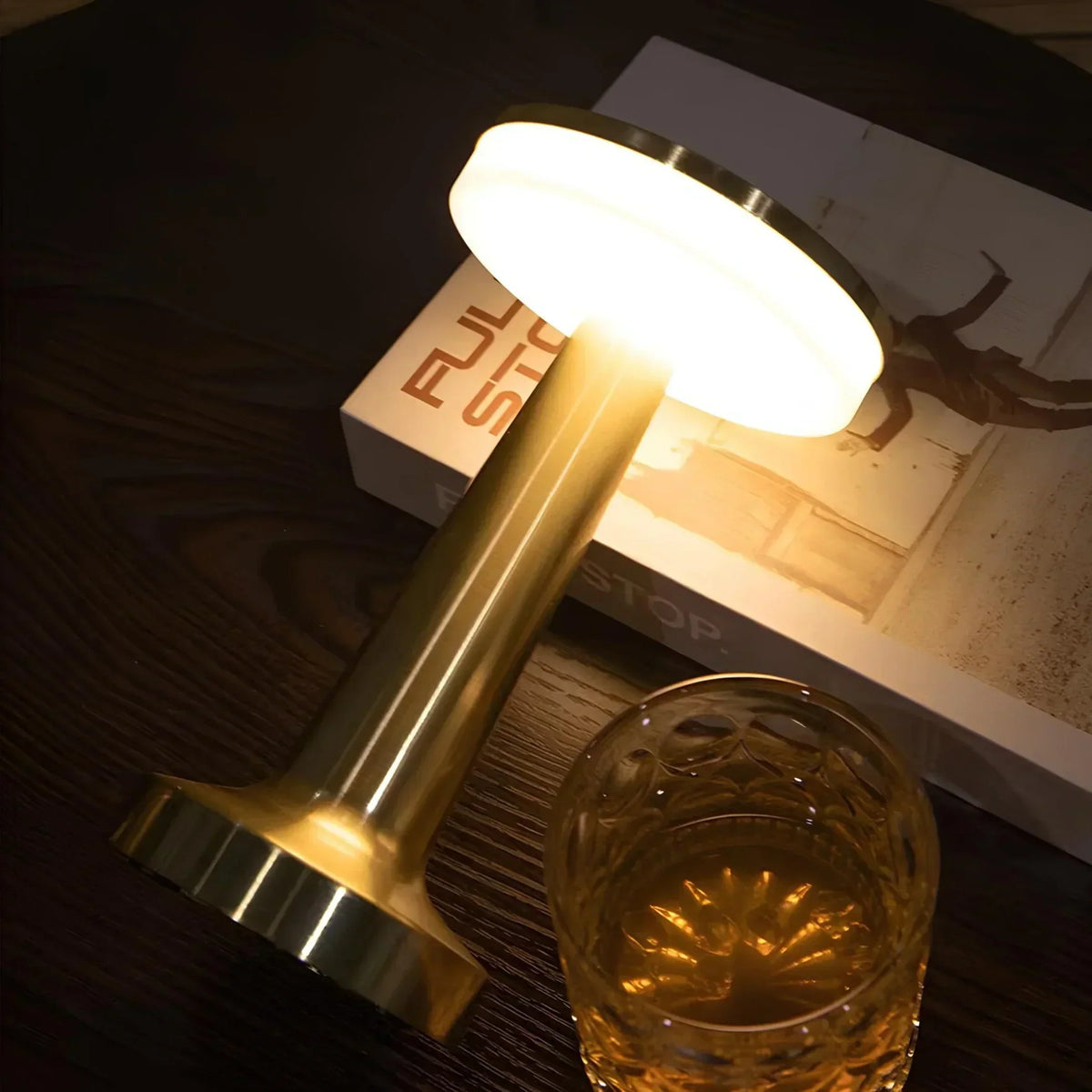Kabellose aufladbare dimmbare Vintage-Tischlampe aus Metall mit stimmungsvollem Leuchten