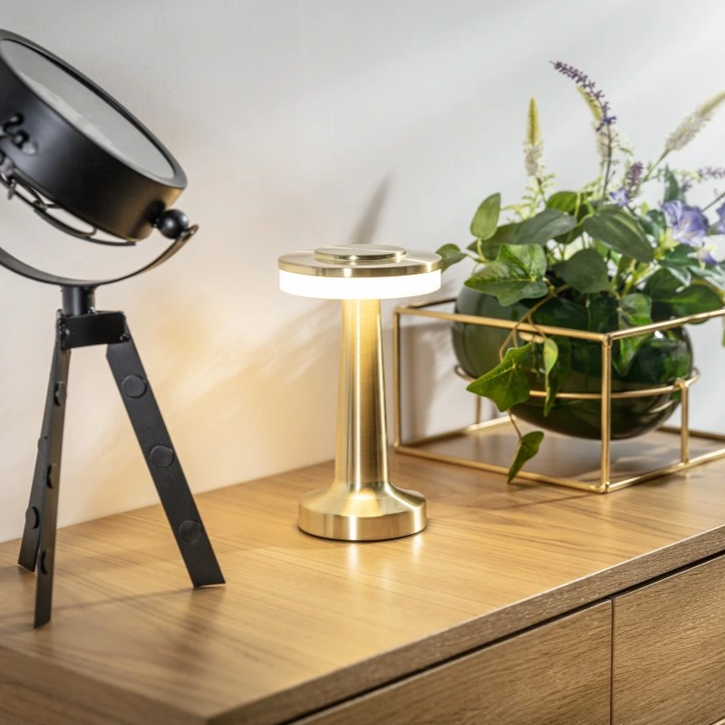 Kabellose aufladbare dimmbare Vintage-Tischlampe aus Metall mit stimmungsvollem Leuchten