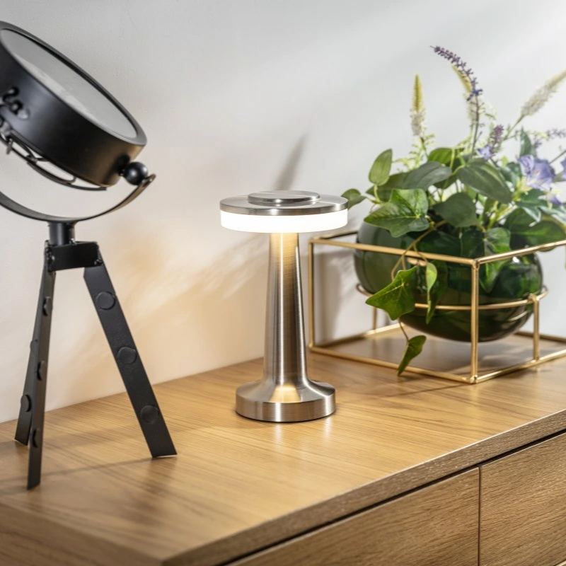 Kabellose aufladbare dimmbare Vintage-Tischlampe aus Metall mit stimmungsvollem Leuchten