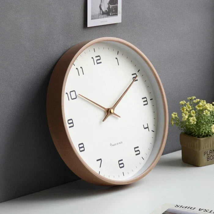 Nordische quadratische leise Wanduhr aus Massivholz