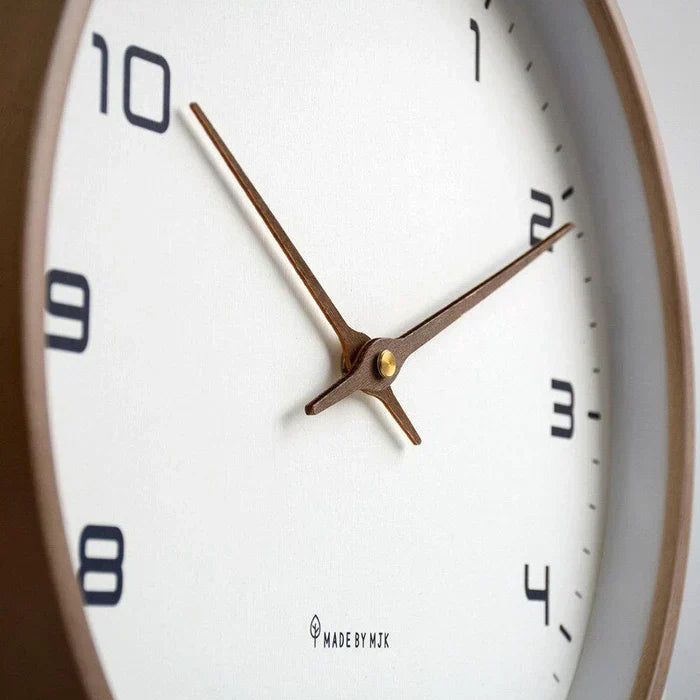 Nordische quadratische leise Wanduhr aus Massivholz