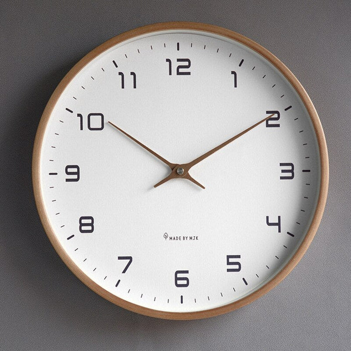 Nordische quadratische leise Wanduhr aus Massivholz